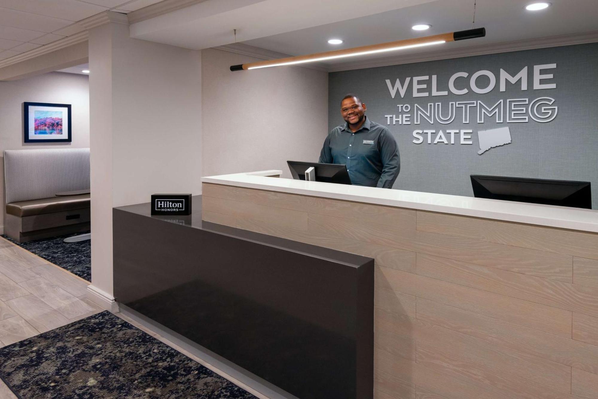 Hampton Inn Hartford Airport Windsor Locks Exterior photo