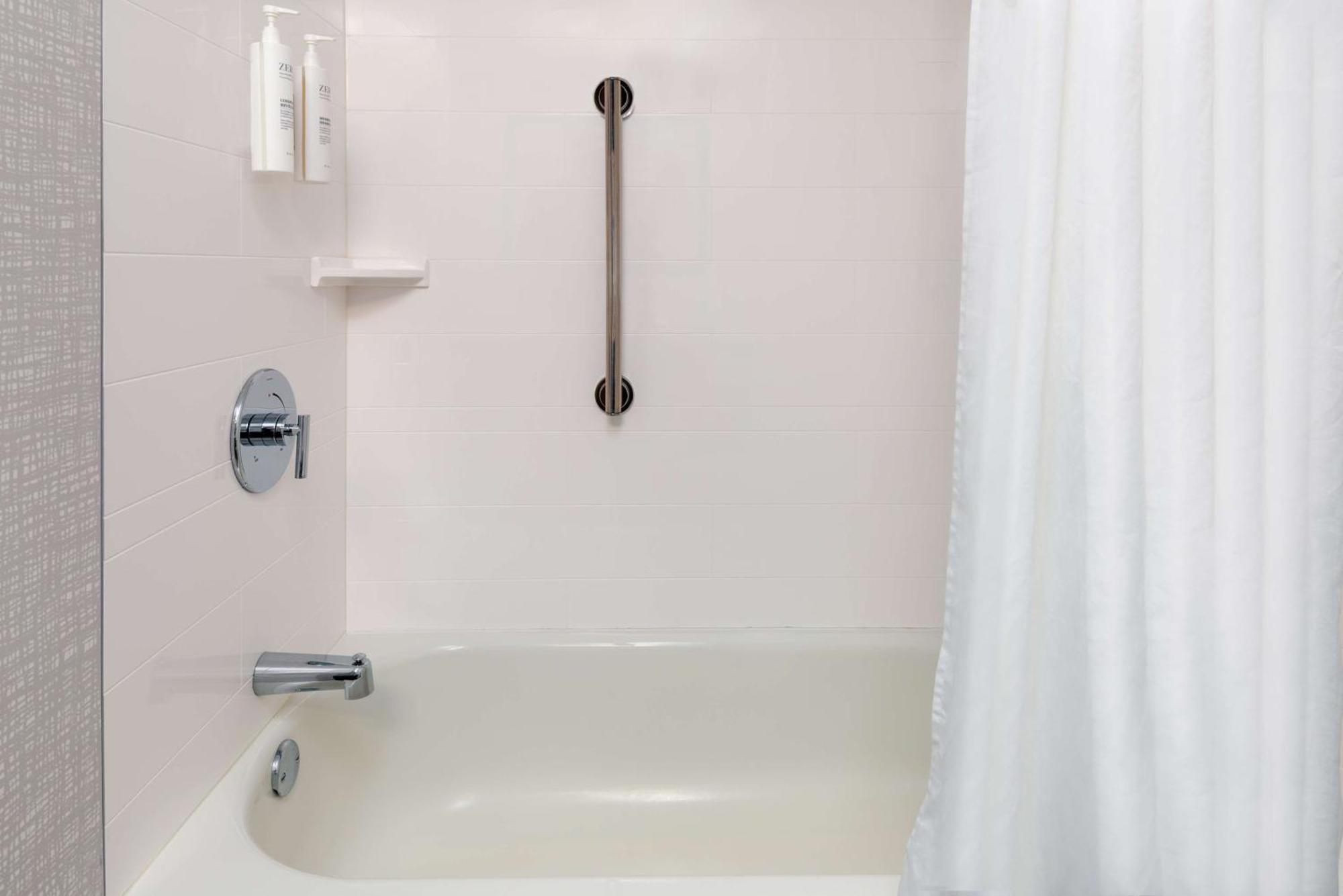 Hampton Inn Hartford Airport Windsor Locks Exterior photo